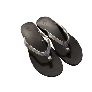 OLUKAI PUAWE Women's Sandals flip flops- Size 10- Silver/Black